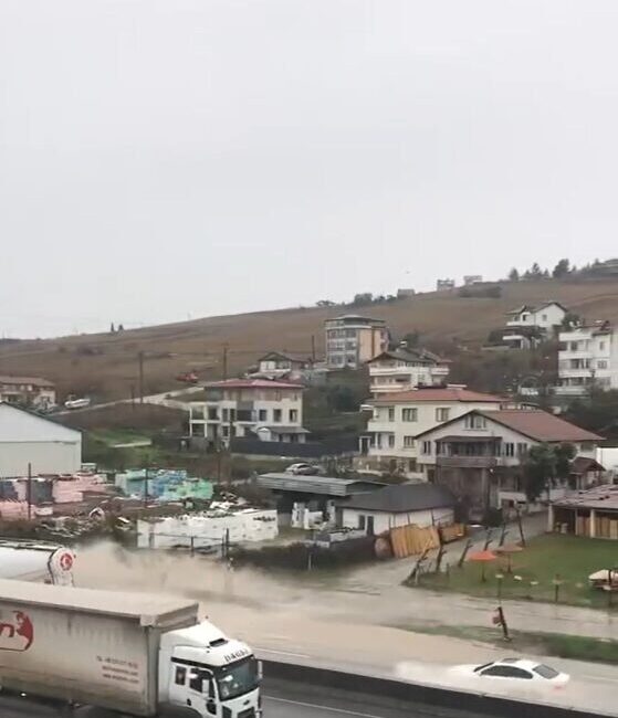 Yalova’da Su Baskınlarına Karşı Cansipare İle Mücadele Eden Vatandaş, Olası Felaketi Önledi Yalova-İzmit kara yolunda etkili olan sağanak yağış, daha önce ölümlere