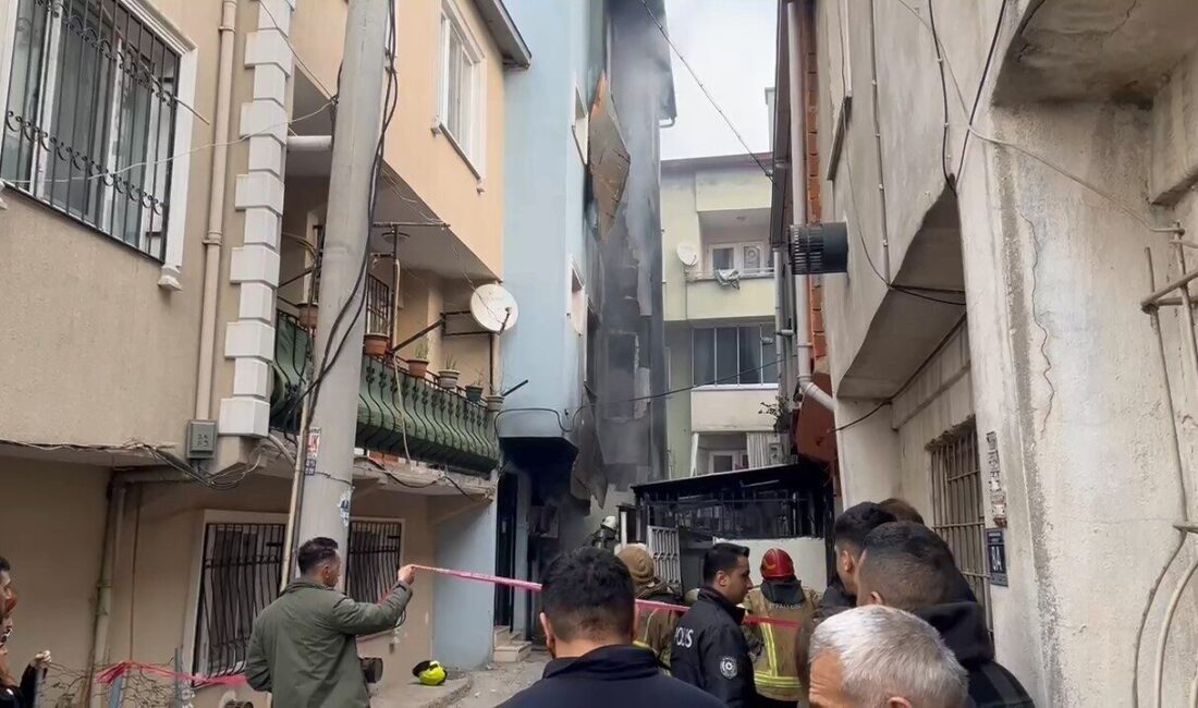 Bursa’da 4 katlı bina alev alev yandı, yangının nedeni henüz bilinmiyor. Bursa'nın Yıldırım ilçesinde bulunan dört katlı bir bina sabah saatlerinde