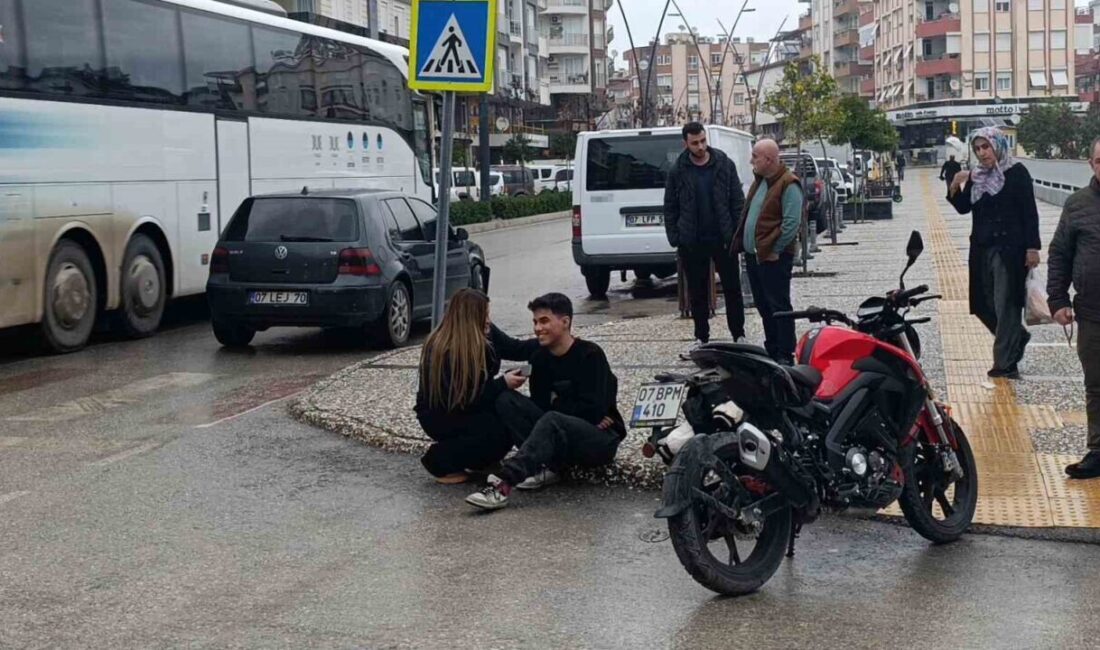 Motosiklet kazasında yaralı sürücüsüne kız arkadaşından destek ve teselli! Manavgat'ta Yunus Batuhan G. yönetimindeki motosiklet, Murat T.'nin kullandığı otomobille