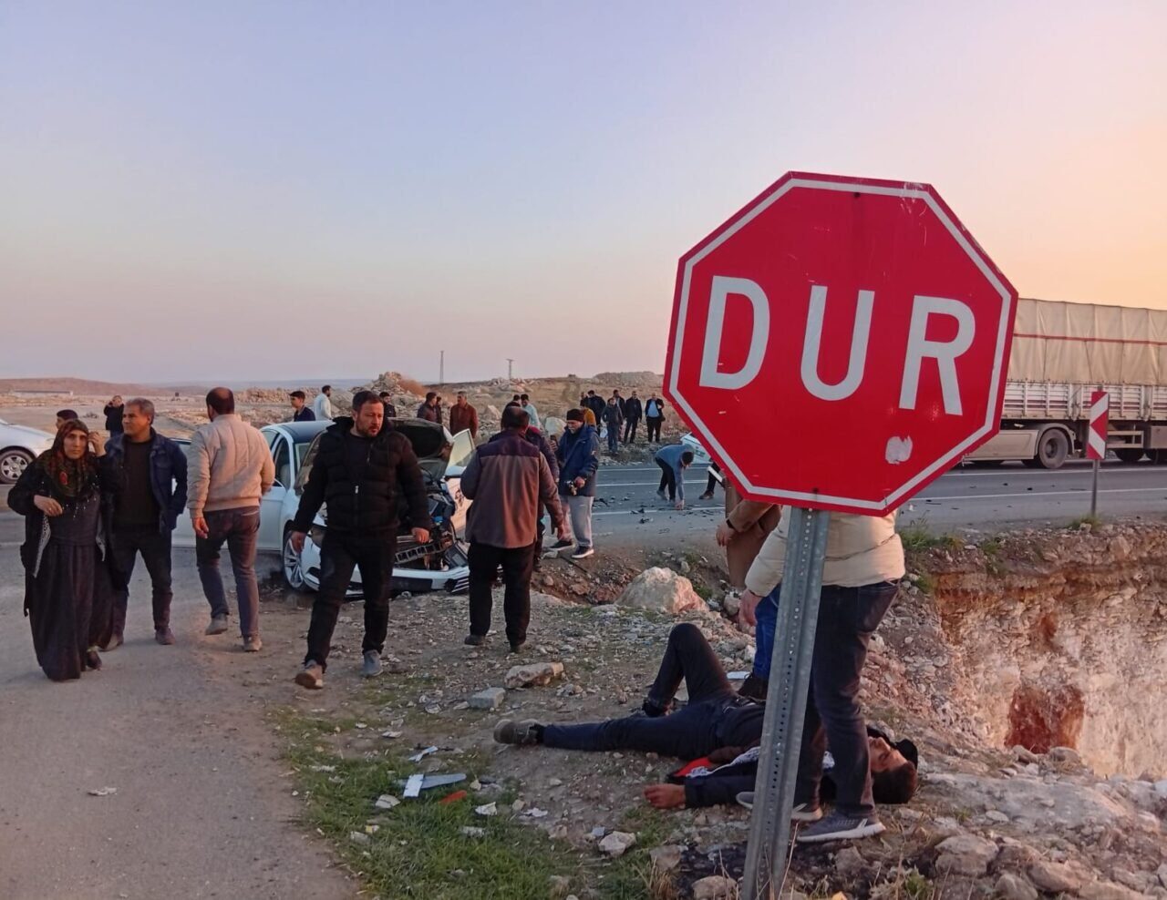 Şanlıurfa'da iki otomobilin çarpışması sonucu meydana gelen kazada 3 kişi