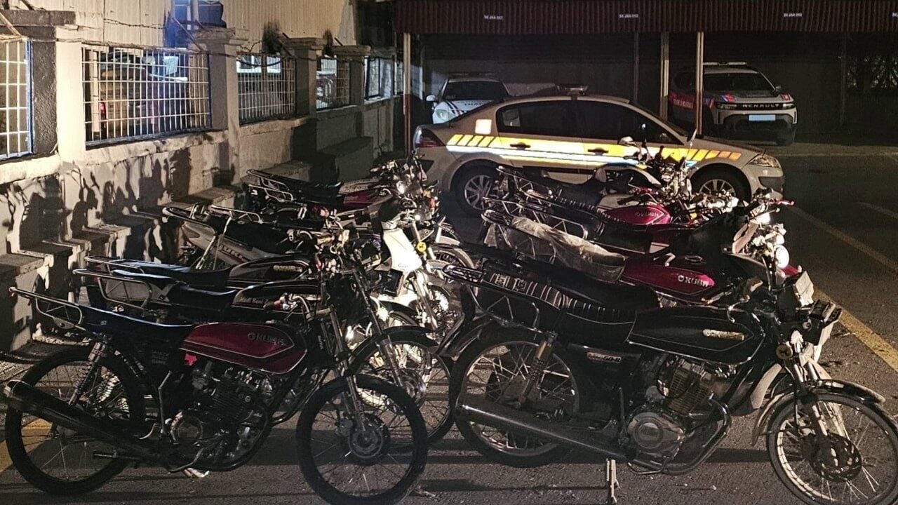 Sakarya’nın Akyazı ilçesinde düzenlenen yasadışı motosiklet yarışına katılan 70 motosiklet