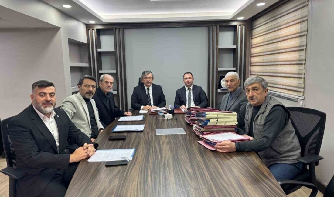 Esnaf ve Sanatkarların Sorunlarına Çözüm İçin Dayanışma Vurgusu Yapıldı Afyonkarahisar Ticaret İl Müdürü Mahmut Yayla, esnaf ve sanatkârların sorunlarına