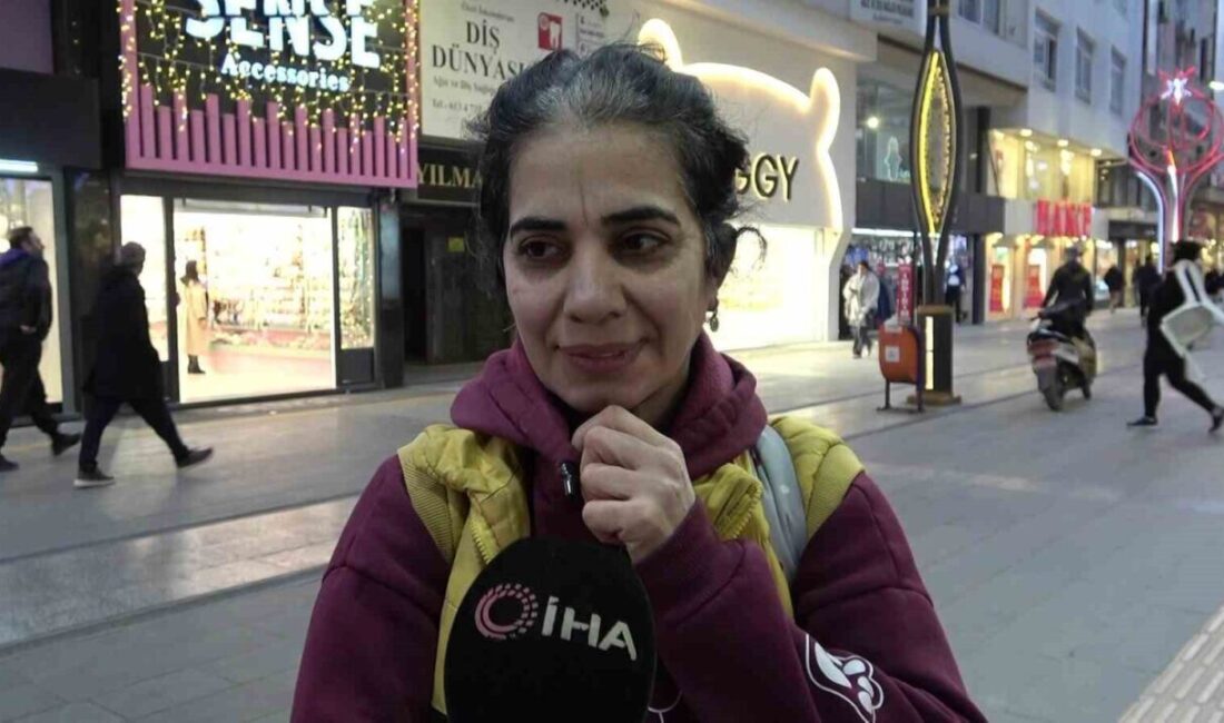 Hatay'ın İskenderun ilçesinde 41 yaşındaki Ayşe Aslan, sokak köpeğiyle yemeğini