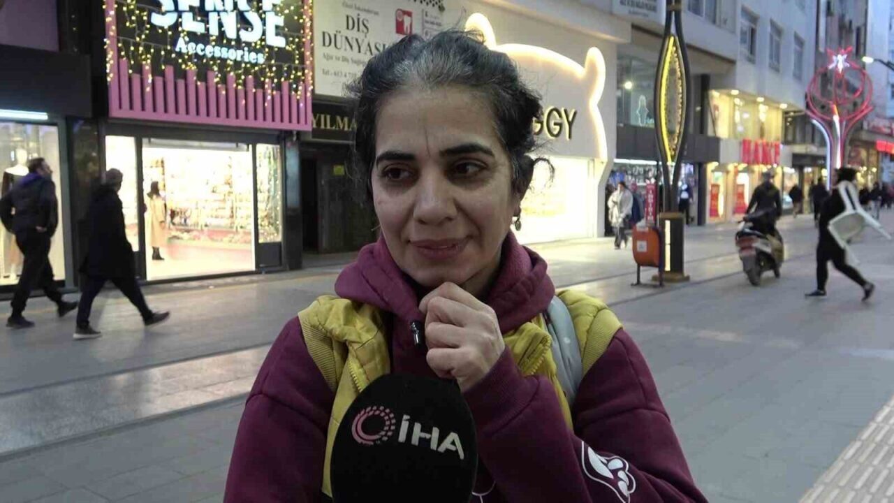 Hatay'ın İskenderun ilçesinde 41 yaşındaki Ayşe Aslan, sokak köpeğiyle yemeğini