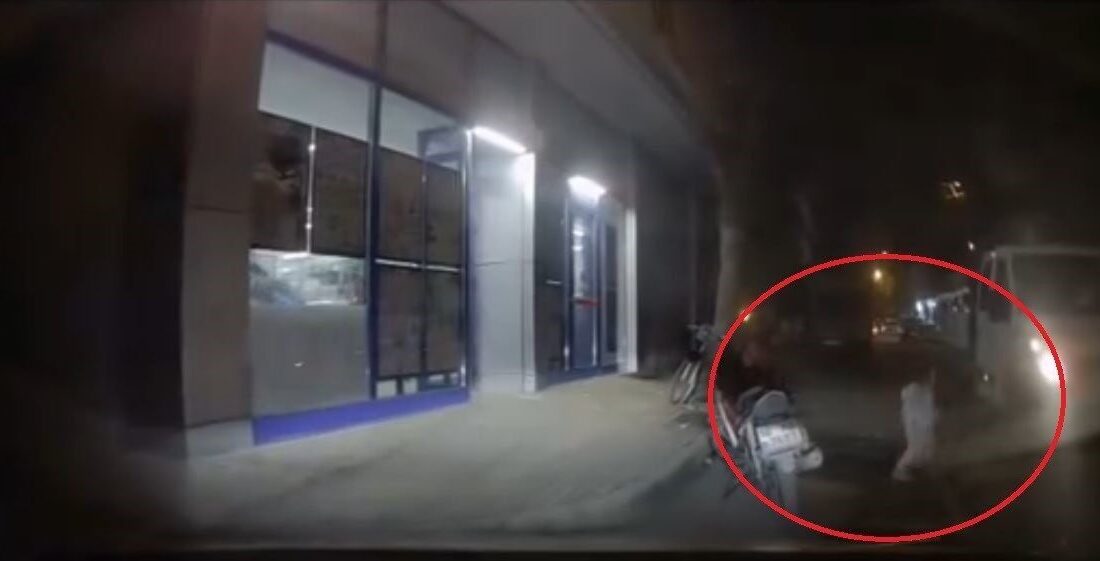 Bursa’da Oyun Oynayan Küçük Kız Yola Fırlarken Otomobilden Kıl Payı Kurtuldu Bursa'nın Osmangazi ilçesinde, 4 yaşındaki bir kız çocuğu ablasıyla oyun