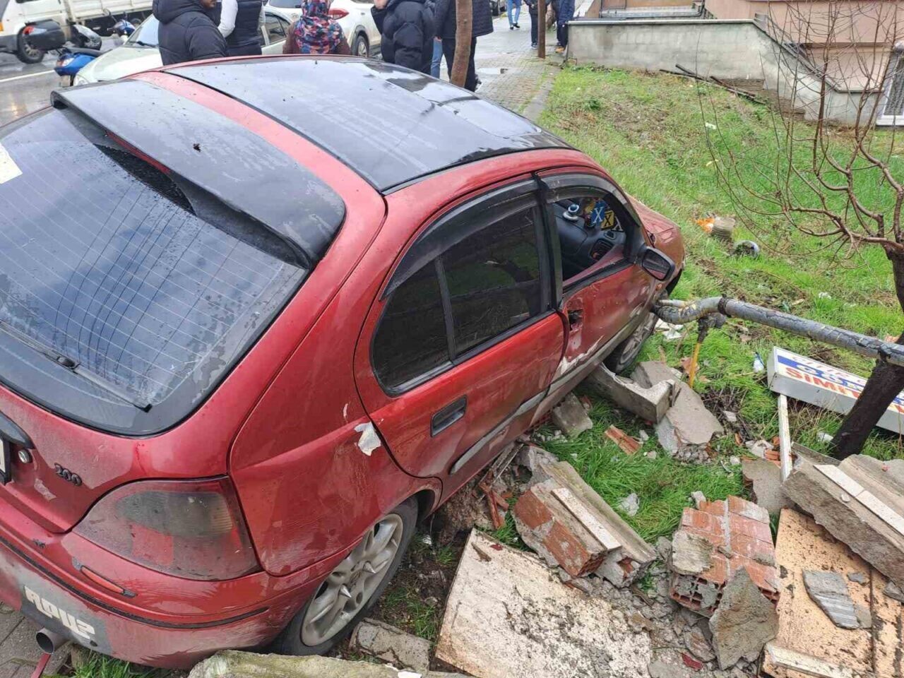 Balıkesir'de Cihat Bilgehan Caddesi'nde sürücünün kaygan yolda direksiyon kontrolünü kaybetmesiyle