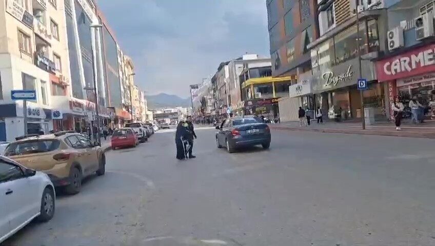 Polis Memurundan Yolda Kalan Yaşlı Kadına Anlamlı Yardım Hatay'ın Dörtyol ilçesinde bir polis memuru, yolun karşısına geçmekte zorlanan