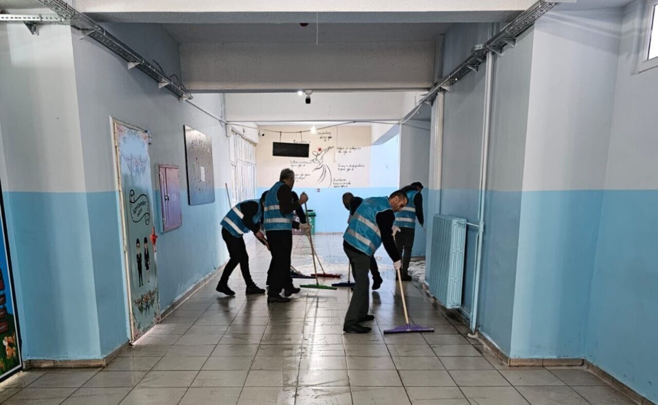 Hakkari'nin Yüksekova ilçesinde yarıyıl tatilinde kamuya yararlı iş cezası çeken