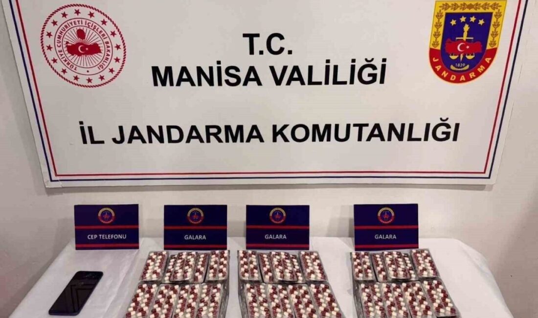 Manisa’da Jandarma Operasyonu: 2.016 Sentetik Ecza Hapı ile Bir Kişi Tutuklandı Manisa'nın Şehzadeler ilçesinde jandarma, M.G. (26) isimli şahsın üstünde ve