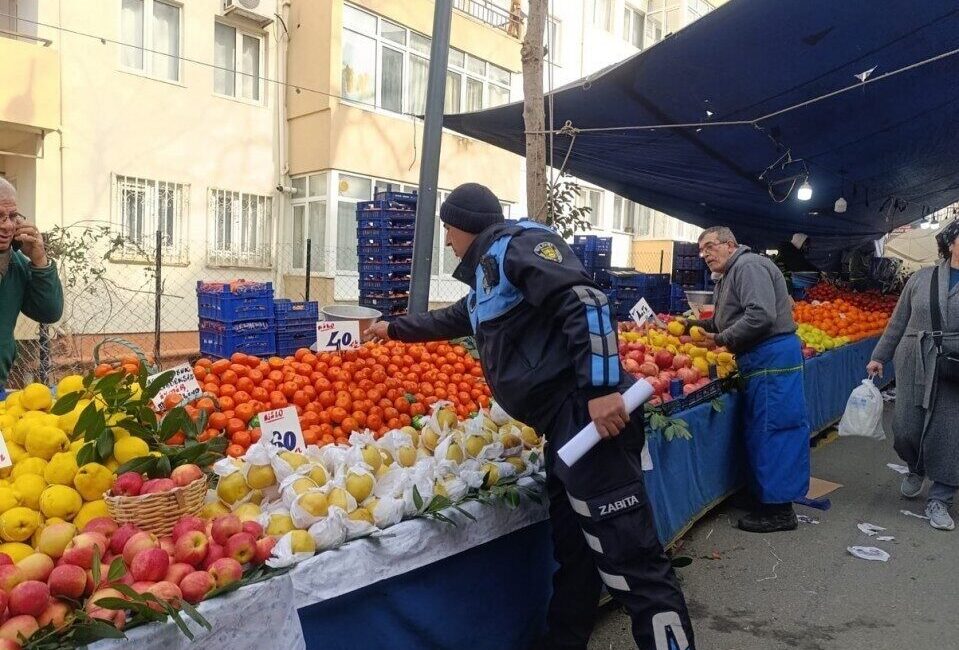 Silivri’de Zabıta Ekipleri, Pazartesi Pazarı’nda Alışveriş Güvenliğini Sağlamak İçin Denetimlere Devam Ediyor Silivri Belediyesi Zabıta Müdürlüğü, Pazartesi Pazarı’nda hijyen ve güvenliği artırmak