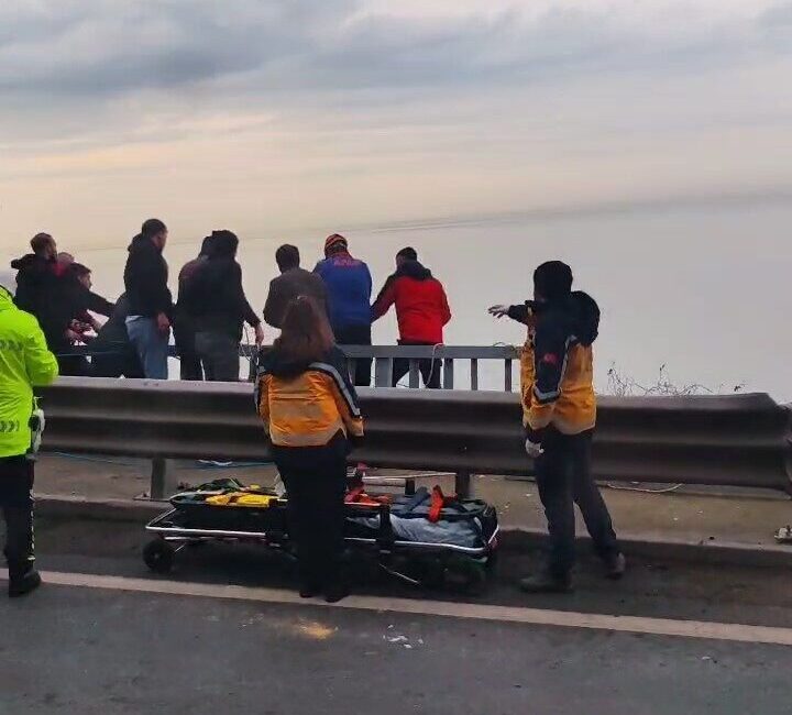 Kozlu’da Ticari Kamyonetin Uçurum Kenarında Durması Sonucu İki Yaralı Zonguldak'ın Kozlu ilçesinde bir ticari kamyonet uçurum kenarında durdu. Kazada