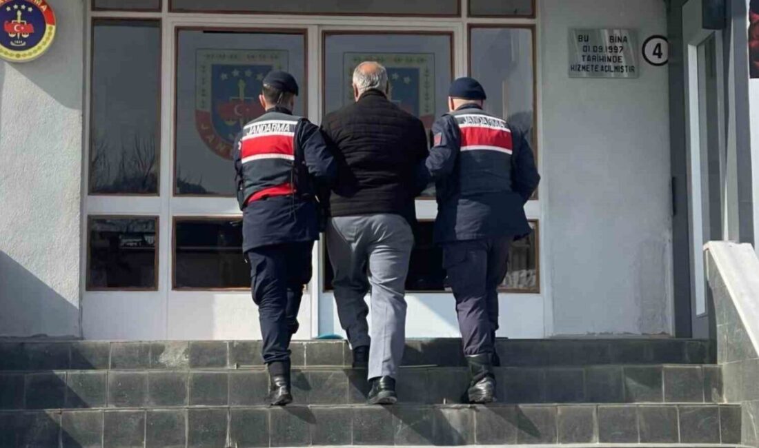 Samsun’da 10 yıl 10 ay hapis cezası olan kaçak, jandarmanın operasyonuyla yakalandı. Samsun'un Ayvacık ilçesinde, "cebir tehdit veya hile kullanarak kişiyi hürriyetinden