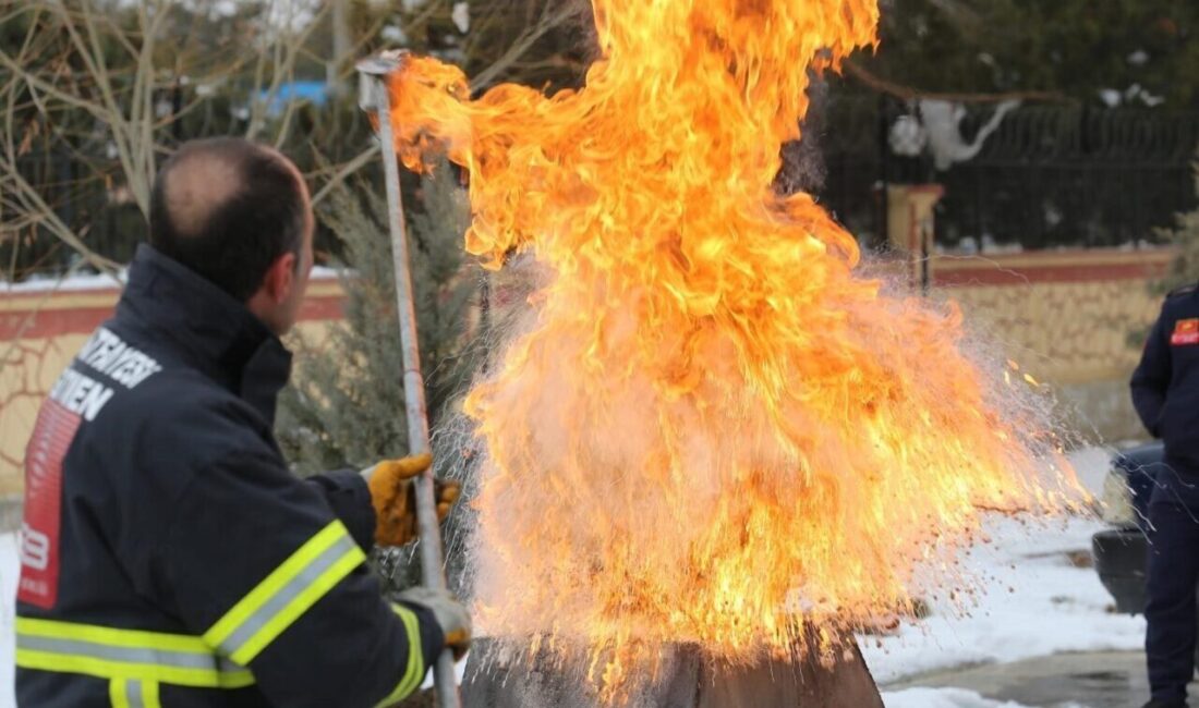 112 Acil Çağrı Merkezi Çalışanlarına Yangın Güvenliği Eğitimi ve Uygulamalı Tatbikat Gerçekleştirildi Erzincan Belediyesi İtfaiye Müdürlüğü, 112 Acil Çağrı Merkezi'ne yangın eğitimi