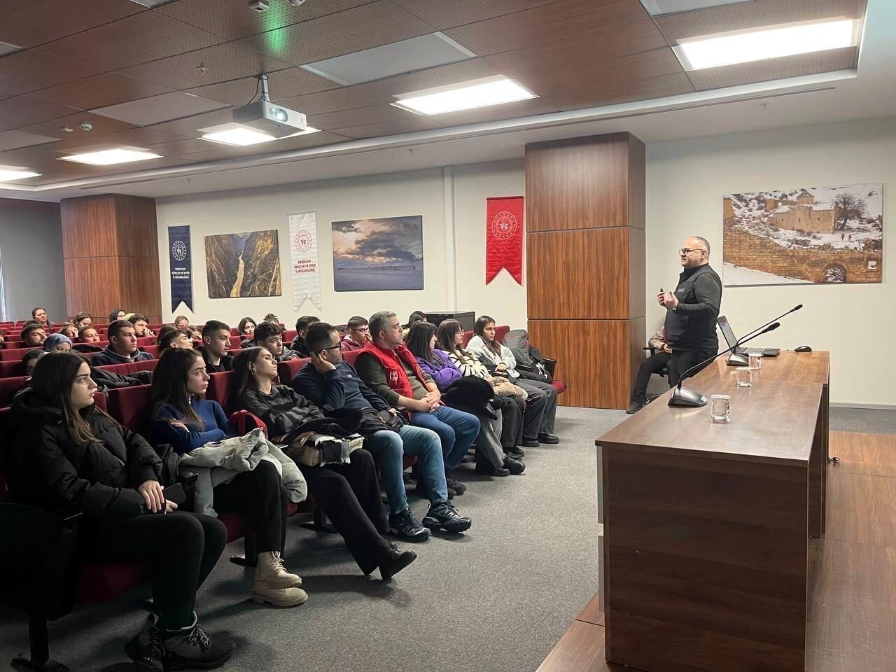 Erzincan'da AFAD'ın düzenlediği afet farkındalık eğitimleri, 13 Şubat Gençlik Merkezi'nde