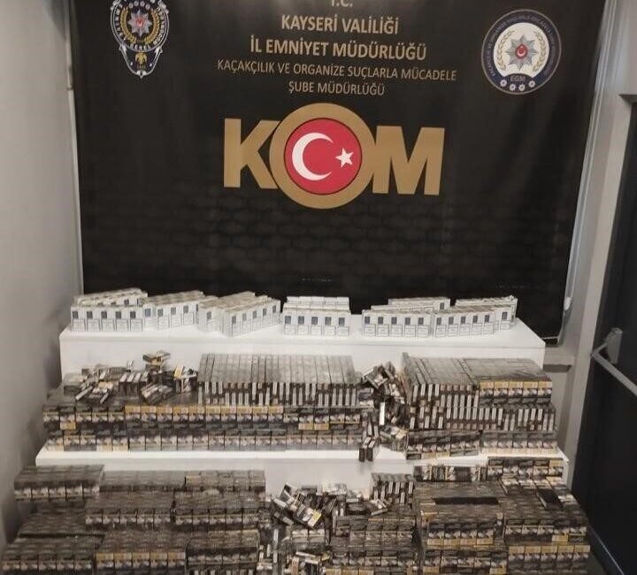 Kayseri’de düzenlenen operasyonda 2 bin 220 paket kaçak sigara ele geçirildi Kayseri İl Emniyet Müdürlüğü, kaçak sigara ticaretine yönelik operasyonunda C.G.