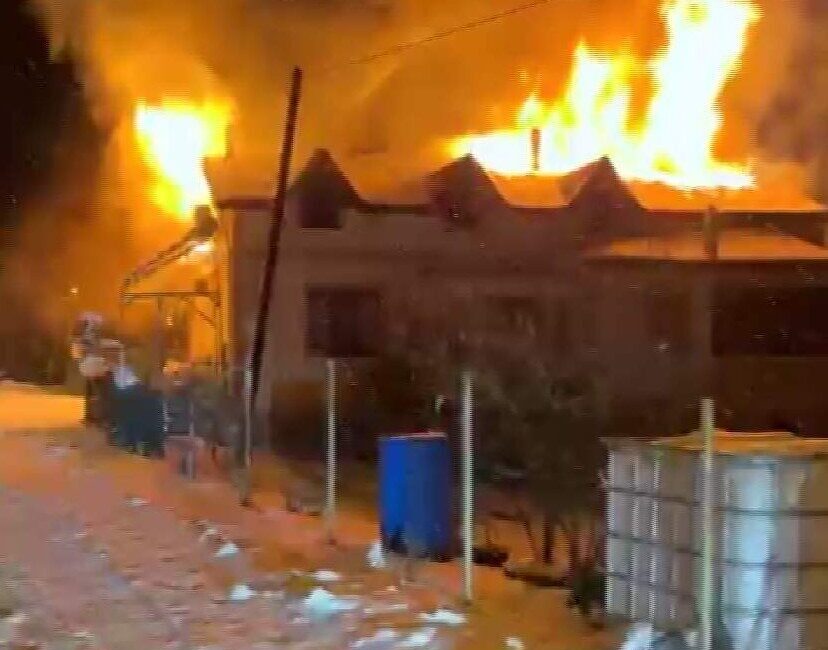 Karabük’te eski itfaiye müdürünün evinde gece çıkan yangın itfaiye ekiplerince söndürüldü. Karabük'te eski itfaiye müdürü Raif Üngören ve kardeşi Ulvi Üngören'e
