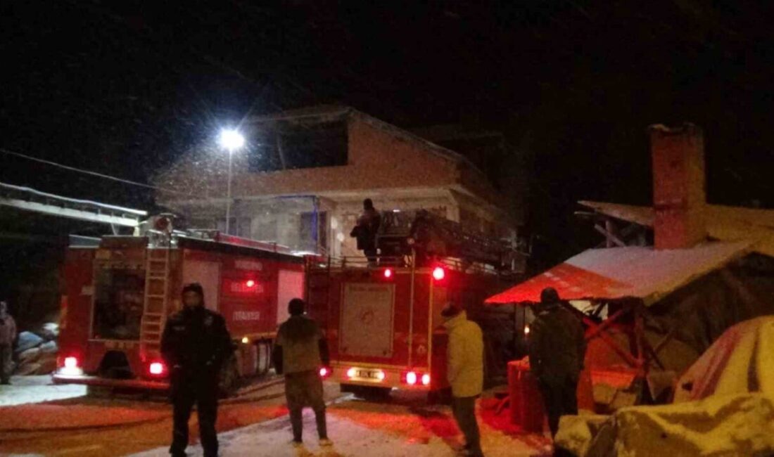 Mudurnu’da 2 katlı evde bacadan yükselen alevler paniğe neden oldu Mudurnu'da Zeki D.'ye ait 2 katlı evin bacasında çıkan yangın