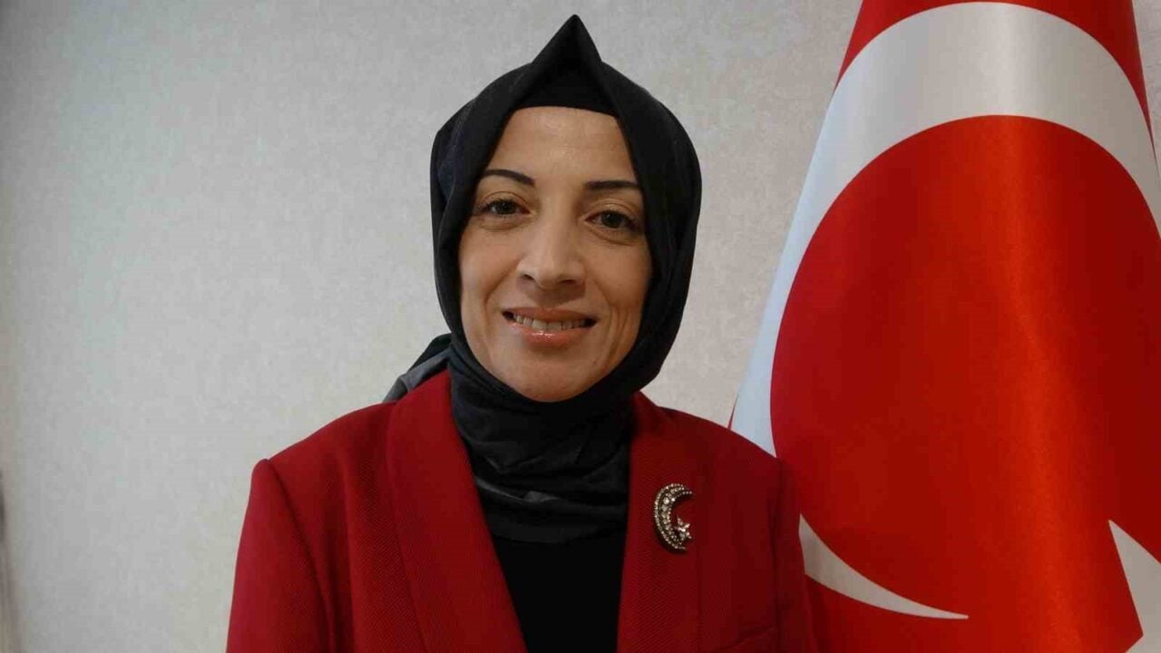 Doç. Dr. Bedia Koçakoğlu, 28 Şubat sürecinin ardından başörtüsünü takarak