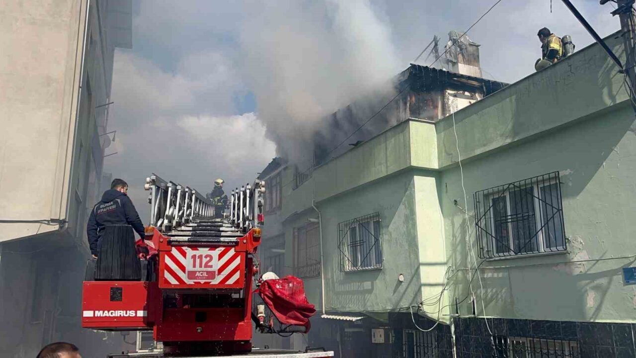 Bursa'nın Yıldırım ilçesinde bir binanın çatı katında çıkan yangın, itfaiyenin