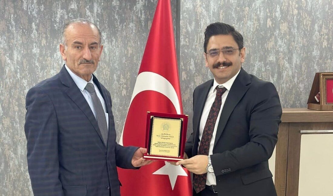 Hakkari İtfaiyesi’nde 45 Yıl Görev Yapan H. Gaffar Tekin’e Başarı Plaketi Verildi Hakkari Belediyesi İtfaiye Müdürlüğü'nde 45 yıl görev yaptıktan sonra emekli