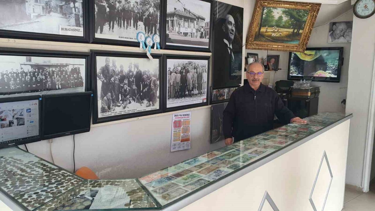 Manisa Demirci'de yaşayan fotoğrafçı Ali Özkahraman, 63 yaşında, iş yerinde