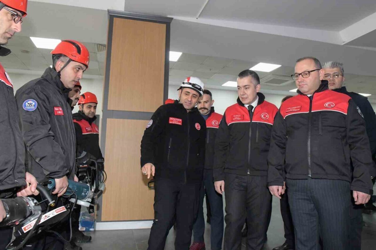 Esenyurt’ta 6 Şubat depreminin ikinci yıl dönümünde anma programı düzenlendi.