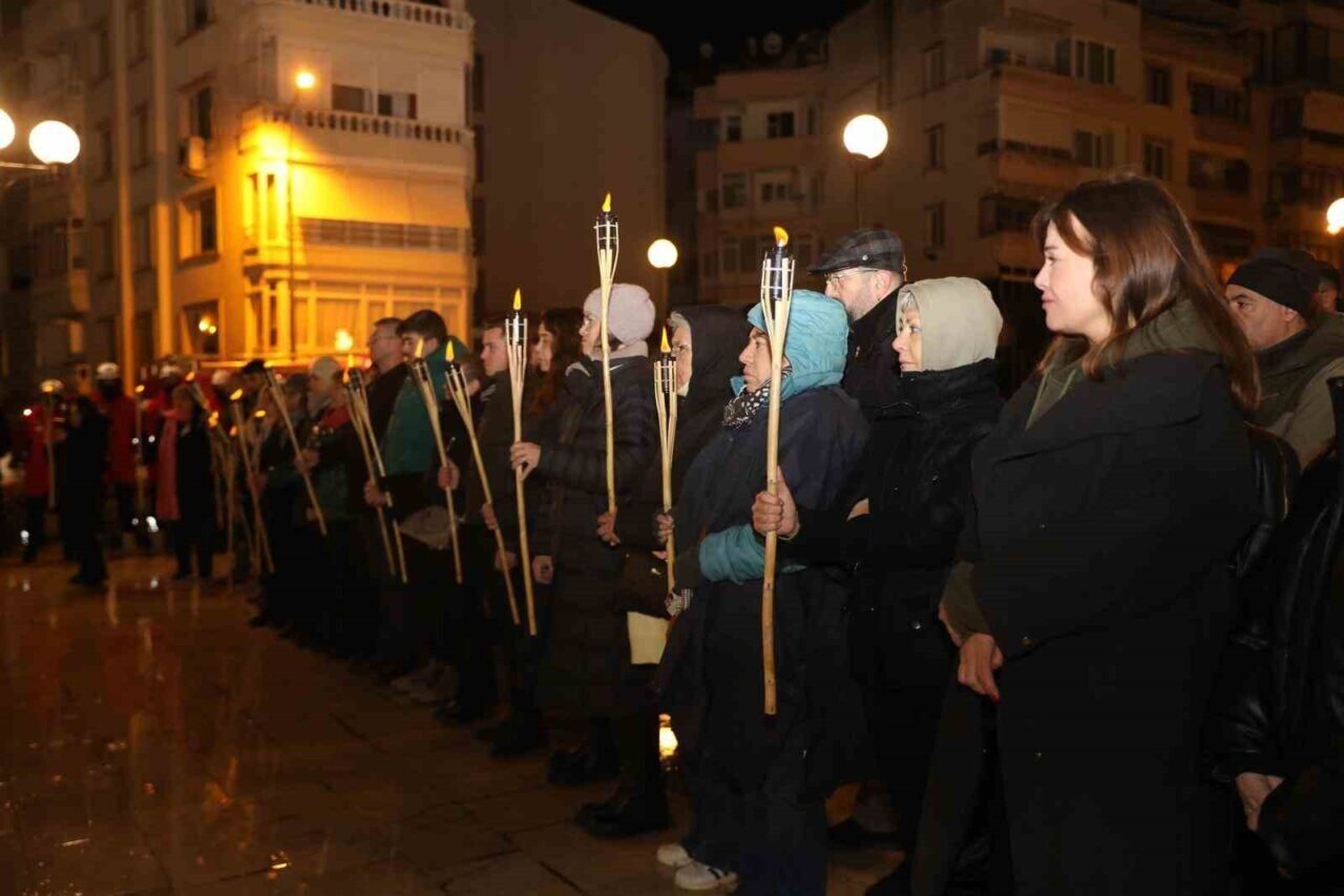 Mudanya'da gerçekleşen anma töreninde, Kahramanmaraş depremlerinde hayatını kaybedenler için saat