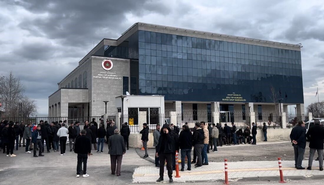 Bursa’da Borç Kavgası Kanlı Bitti: Arkadaşını Vuran Zanlı Yakalandı Bursa'nın Mudanya ilçesinde, 650 lira borç yüzünden tartıştığı arkadaşı Mehmet