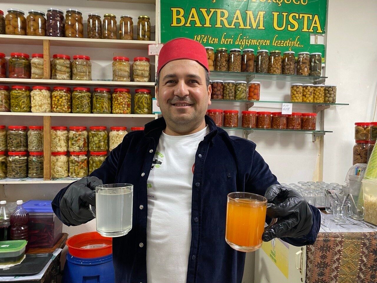 Kayseri'de turşuculuk yapan Şerafettin Kaya, havaların soğumasıyla artan boğaz ağrısı