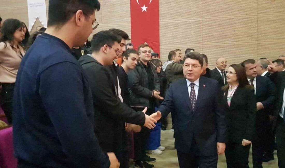 Adalet Bakanı Yılmaz Tunç, Bartın Üniversitesi’nde gençlerle kariyer tecrübelerini paylaştı Adalet Bakanı Yılmaz Tunç, Bartın Üniversitesi'nde gençlerle buluşarak eğitim ve