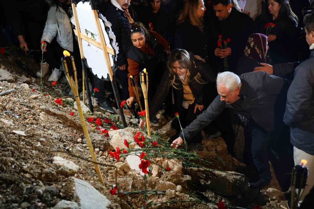 Adana'da 6 Şubat depremlerinde hayatını kaybedenler anıldı. Güzelyalı Mahallesi'nde düzenlenen