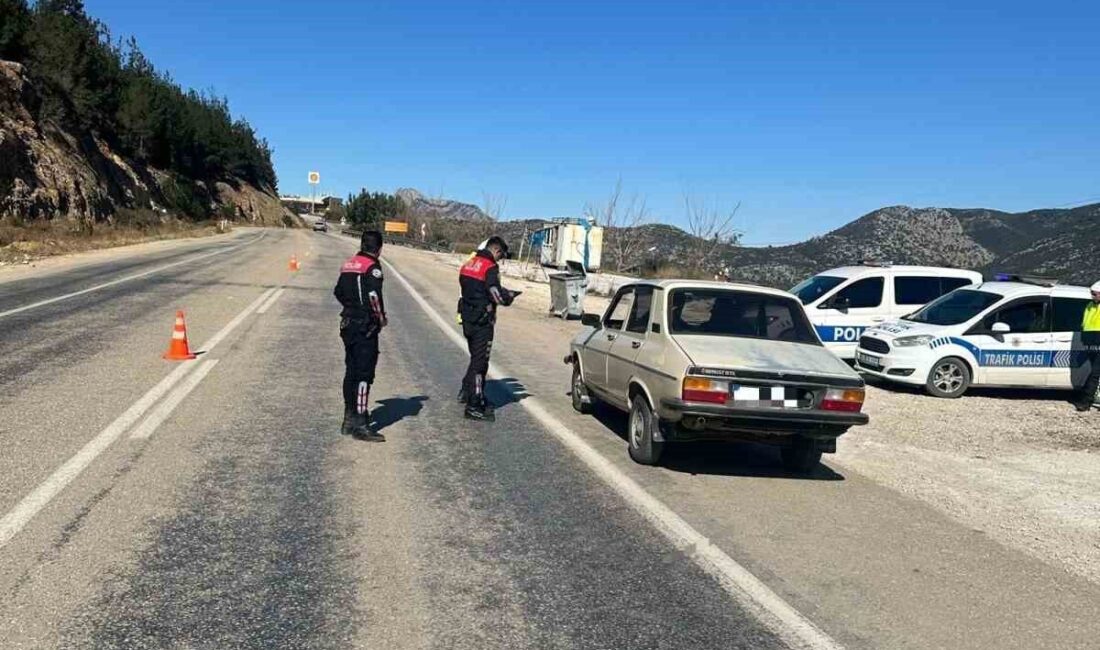 Kozan’da Huzur Uygulamalarında 5 Hükümlü Yakalandı, Silah ve Motosikletlere Ceza Verildi Adana'nın Kozan ilçesinde gerçekleştirilen "Huzur ve Güven" uygulamalarında 5 hükümlü