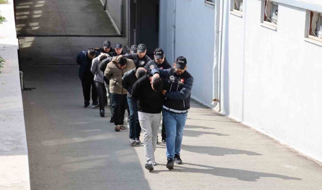 Adana’da düzenlenen narkotik operasyonunda 6 uyuşturucu satıcısından 4’ü tutuklandı Adana'da narkotik polisinin düzenlediği operasyonda 6 uyuşturucu satıcısı suçüstü yakalandı.