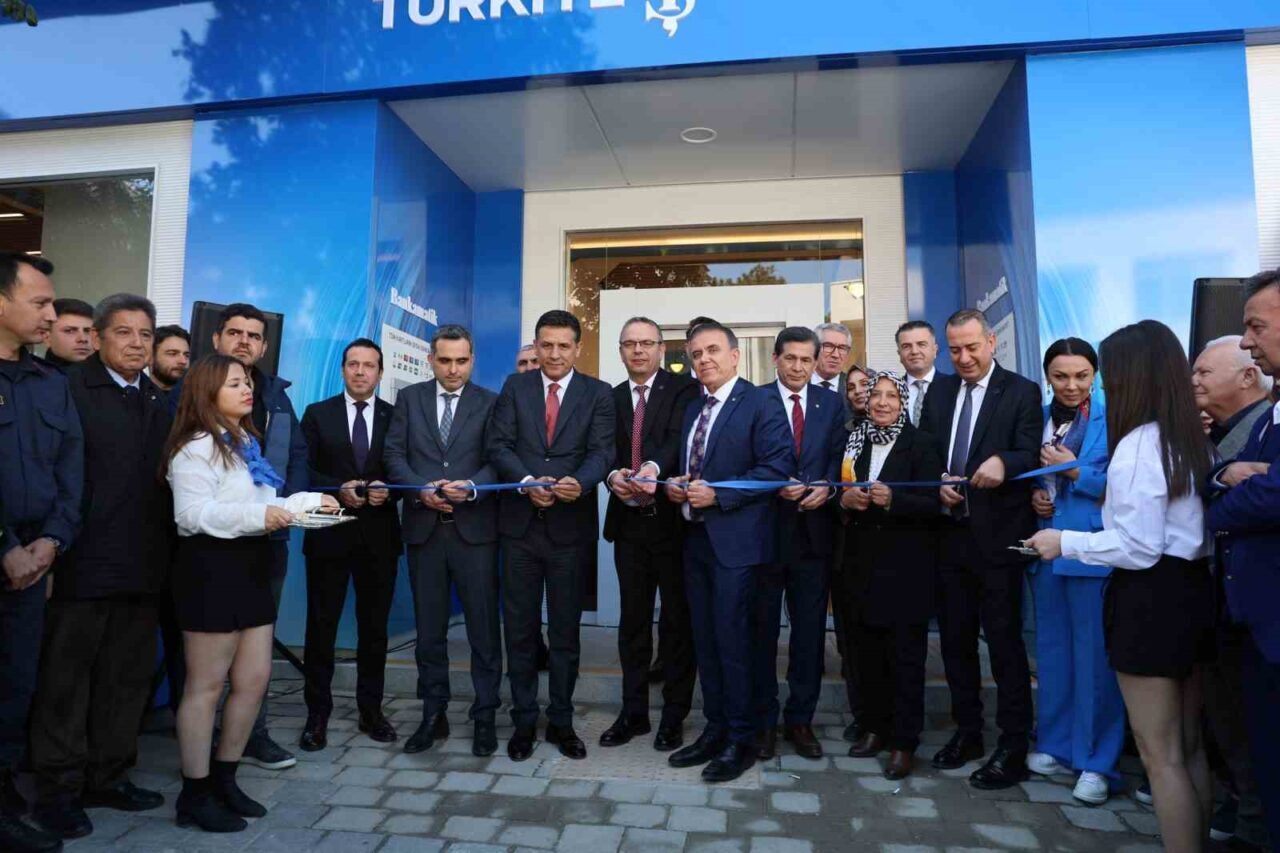 İş Bankası, Adana'nın Kozan ilçesinde yeni açtığı Tarım İhtisas Şubesi
