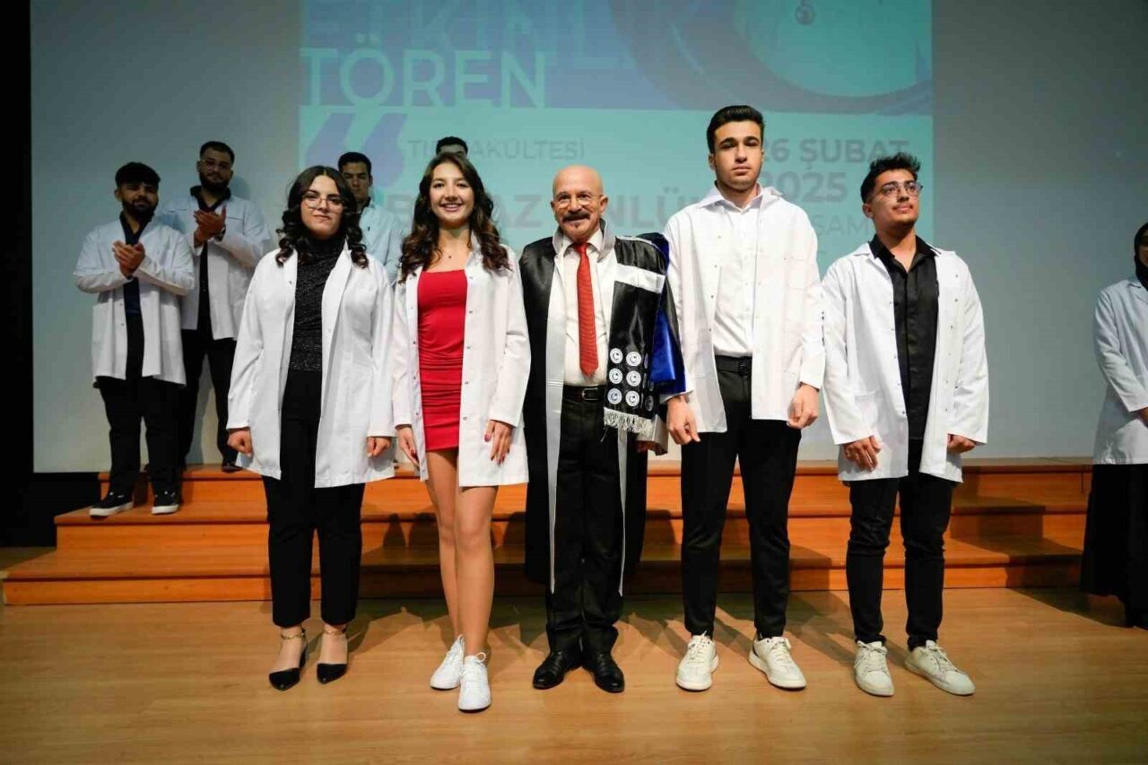 Adıyaman Üniversitesi Tıp Fakültesi'nde 1. sınıf öğrencilerine beyaz önlük giyme