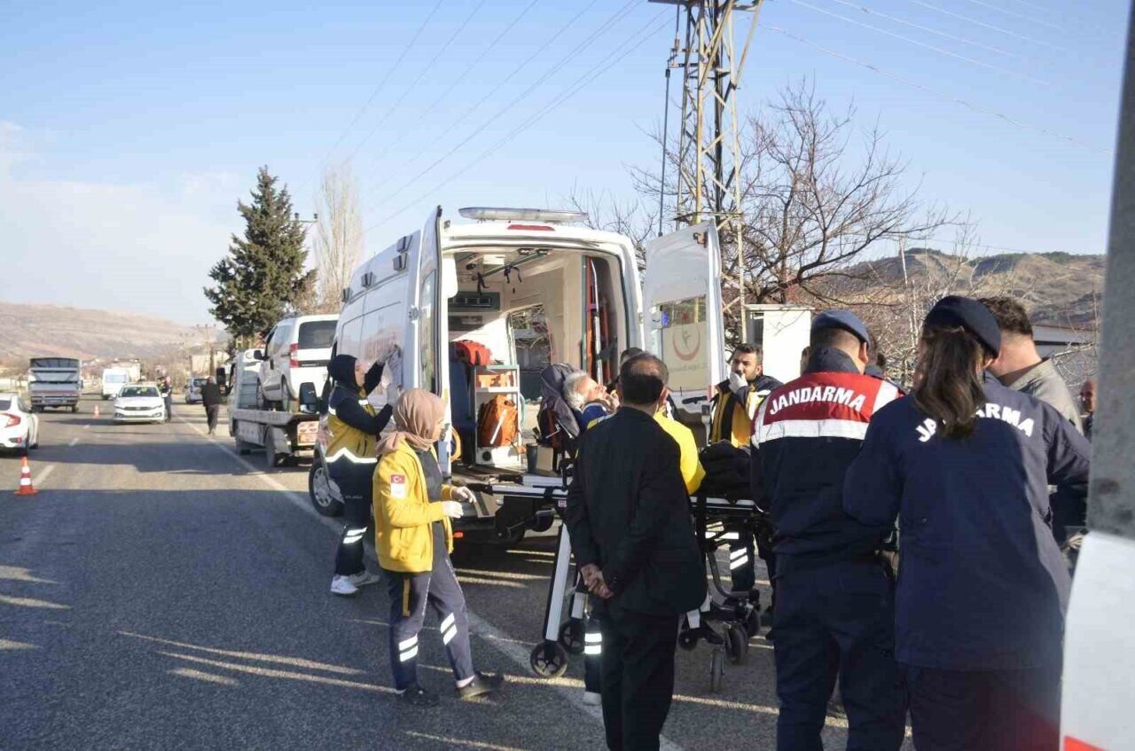 Adıyaman'ın Besni ilçesinde 16 yaşındaki Ömür Ö. yönetimindeki hafif ticari
