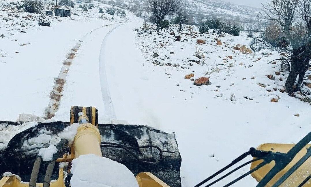 Adıyaman’da 45 köyde kar nedeniyle ulaşım kesildi, ekipler seferber oldu. Adıyaman'da etkili kar yağışı nedeniyle 45 köye ulaşım sağlanamıyor. Ulaşımın