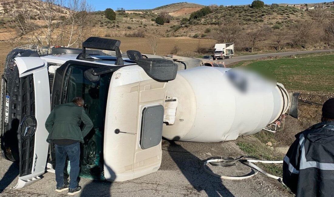 Adıyaman’da Beton Mikseri Kontrolden Çıkarak Devrildi, Sürücü Yaralandı Adıyaman'da Fatih A. yönetimindeki beton mikseri, sürücüsünün direksiyon hakimiyetini kaybetmesi