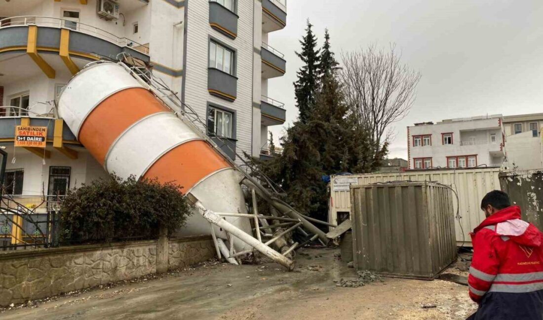 Adıyaman’da Beton Silosu, Balkon Üzerine Devrildi Adıyaman'da Sümerevler Mahallesi'nde, bir firmanın beton silosu devrilerek bir binanın