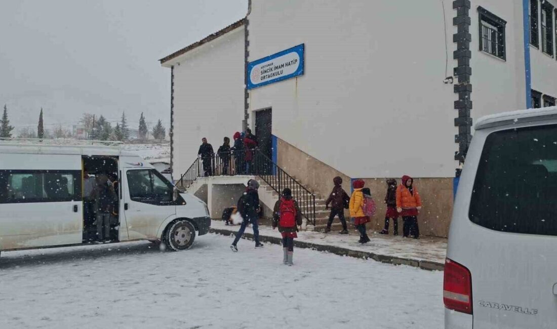 Adıyaman’da Kar Yağışı Nedeniyle 6 İlçede Okullar Kapatıldı Adıyaman'daki yoğun kar yağışı, bazı bölgelerde 30 cm'yi aşarken, Çelikhan,