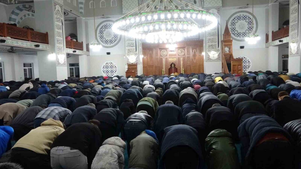 Kahramanmaraş merkezli depremlerden etkilenen Adıyaman’da, Ramazan ayının ilk teravih namazı
