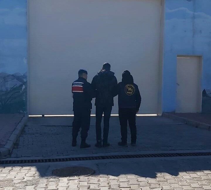 Afyonkarahisar’da Jandarma, 3 suç kaydı olan A.A.’yı yakalayıp cezaevine gönderdi Afyonkarahisar İl Jandarma Komutanlığı, 3 suç kaydı bulunan A.A.'yı yakalayarak