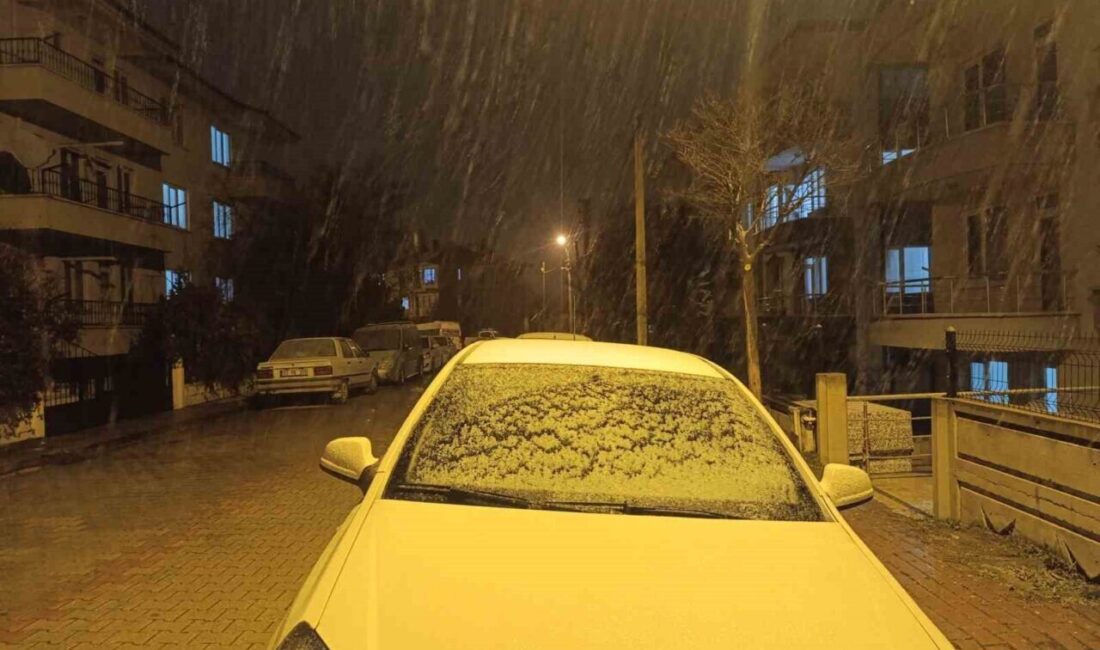 Afyonkarahisar’da akşam saatlerinde başlayan kar yağışı, ilçe ve merkezde etkisini göstermeye başladı Afyonkarahisar'da akşam saatlerinde başlayan kar yağışı, kent merkezi ve ilçelerde