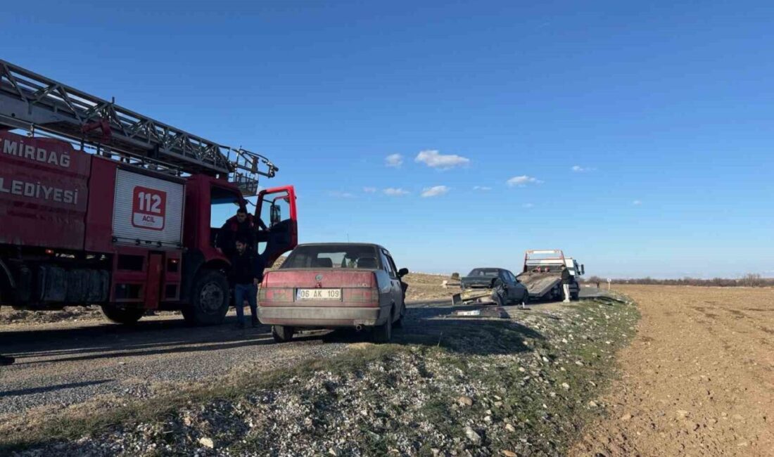 Afyonkarahisar’da trafik kazasında 3 kişi hastaneye kaldırıldı. Afyonkarahisar'da Tez köyü yolunda O.K.'nin kullandığı 03 HD 560 plakalı