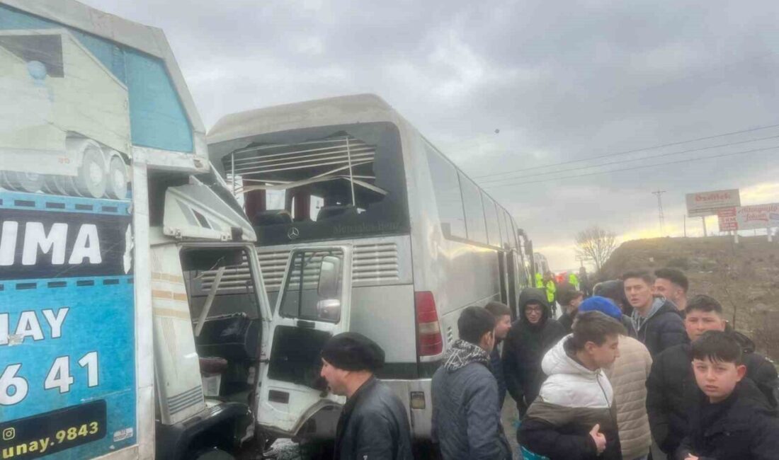 Afyonkarahisar’da otobüse çarpan kamyonetteki kazada 1 ağır, 3 kişi yaralandı. Afyonkarahisar'da bir kamyonetin otobüse çarpması sonucu meydana gelen kazada, 1'i