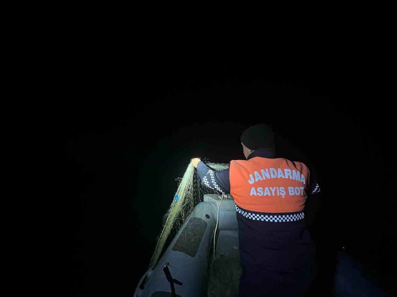 Gaziantep'te Yavuzeli ilçesinde, jandarma ekipleri tarafından ağ ile balık avladığı