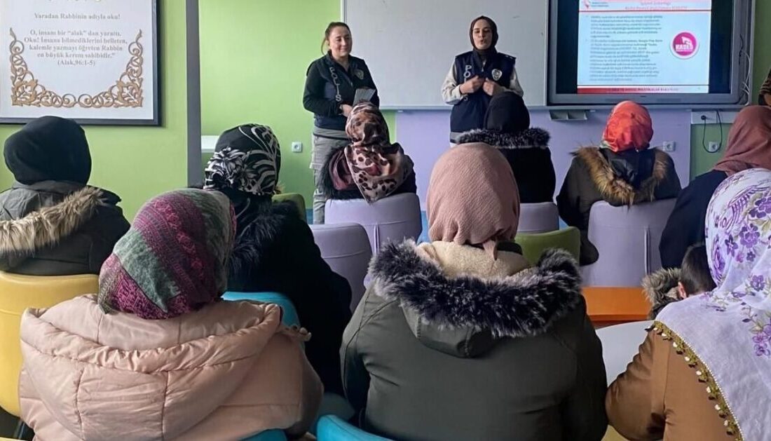 Ahlat’ta polis ekiplerinden kadına yönelik şiddete karşı farkındalık çalışması ve KADES tanıtımı Bitlis'in Ahlat ilçesinde polis, kadına yönelik şiddetin önlenmesi amacıyla "Kadına