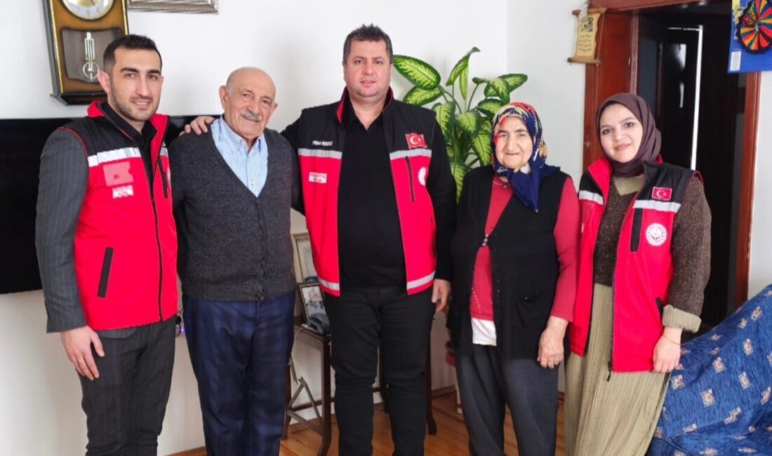 Özcan Ailesi, Evliliklerinin 65. Yılı Dolayısıyla Erzincan’da Aile ve Sosyal Hizmetler Müdürü Tarafından Ziyaret Edildi 2025 Aile Yılı etkinlikleri kapsamında, evliliklerinin 65. yılını kutlayan Özcan