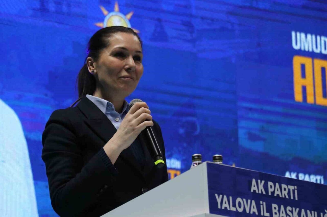 AK Parti Genel Başkan Yardımcısı Çiğdem Karaaslan, Yalova'daki kongrede, deprem