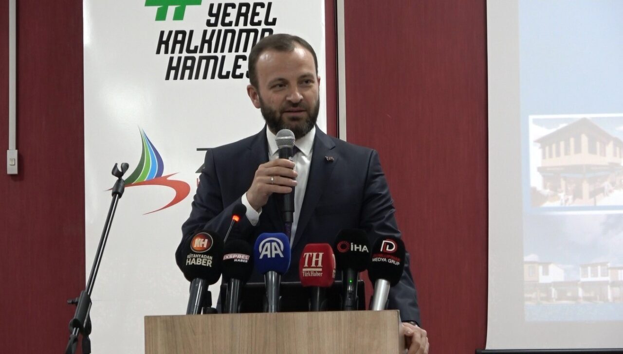 AK Parti Kütahya Milletvekili İsmail Çağlar Bayırcı, düzenlenen bir toplantıda